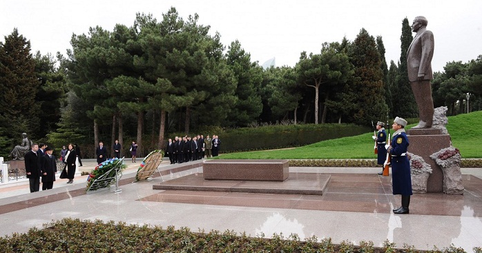 Jan Hamacek visite la tombe du leader national Heydar Aliyev et l’Allée des Patriotes